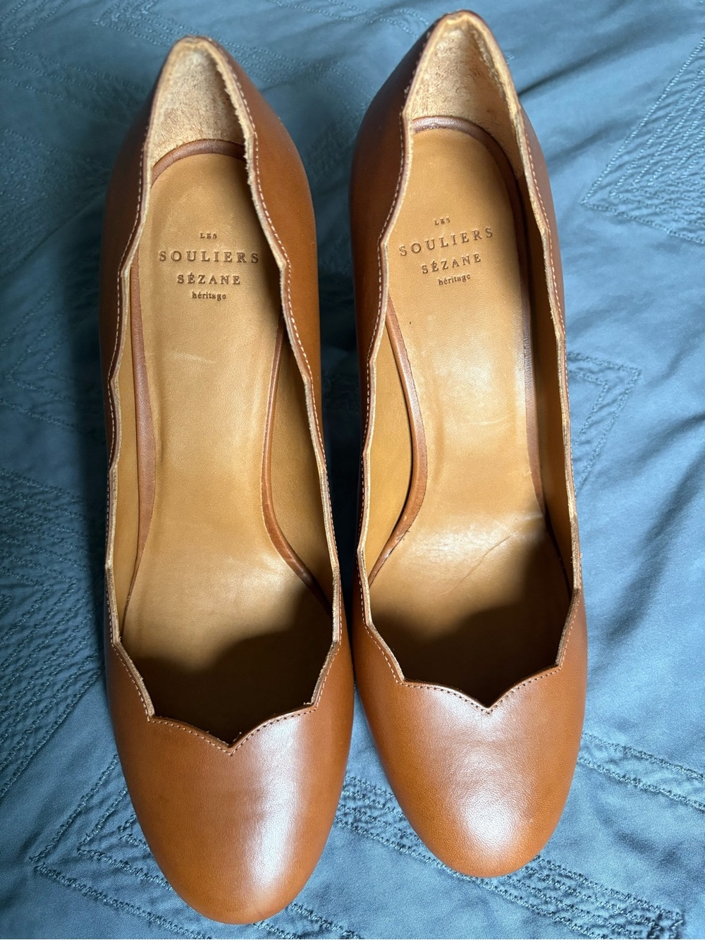 Les Souliers Sezane Scalloped Leather Chunky Heels in Tan